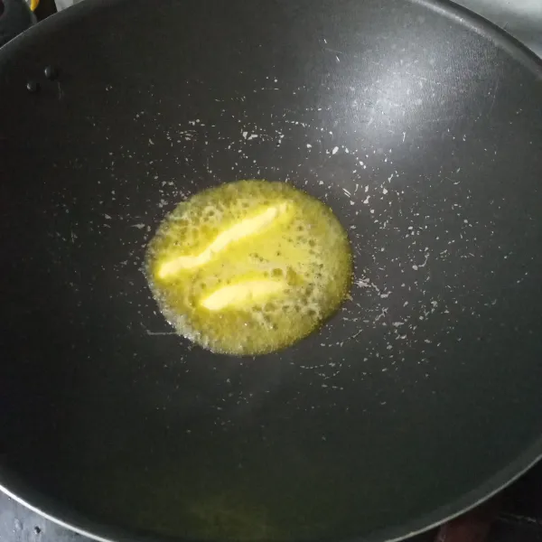 Lelehkan margarin pada wajan anti lengket.