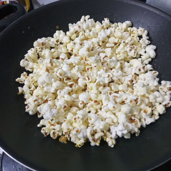 Biarkan hingga jagung meletus-letus dengan sempurna menjadi popcorn.