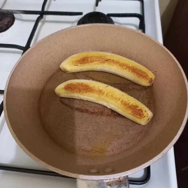 Panaskan margarin, lalu panggang pisang dengan api sedang hingga berubah warna.