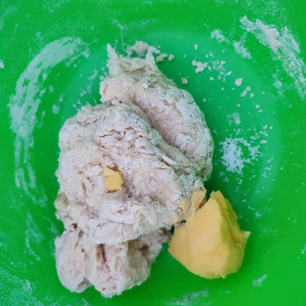 Kemudian tambahkan margarin dan garam, uleni kembali hingga kalis elastis.