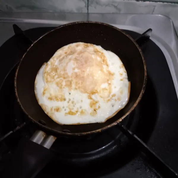 Masak telur mata sapi sampai matang. Lalu sajikan dalam mangkuk, nasi, ayam cincang, telur dan keripik kentang.