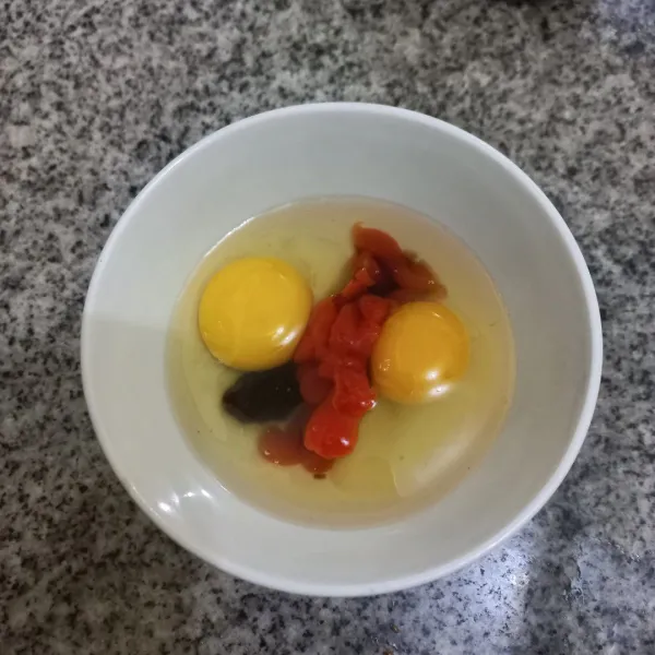 Kocok lepas telur bersama kecap asin, saus tiram, dan saus pedas.