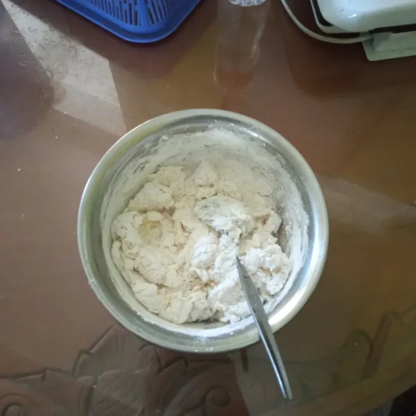 Campur tepung terigu, tepung tapioka, garam, kaldu bubuk, bawang putih bubuk dan air mendidih, aduk. Uleni hingga adonan tercampur rata.
