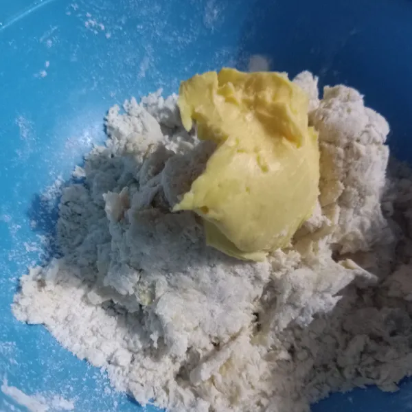 Masukan margarine, uleni sampai elastis. Diamkan adonan tutup dengan serbed bersih/ pastik wrap selama 30 menit atau sampai mengembang lalu kempiskan.