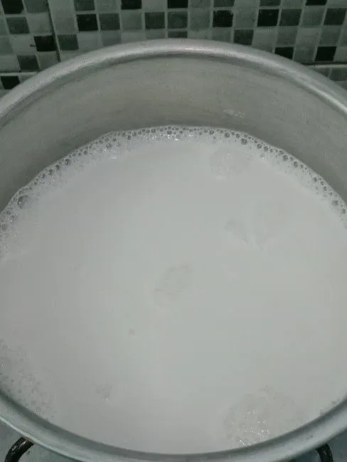 Hangatkan 500 ml air kemudian masukkan bubuk fiber creme. Aduk rata.