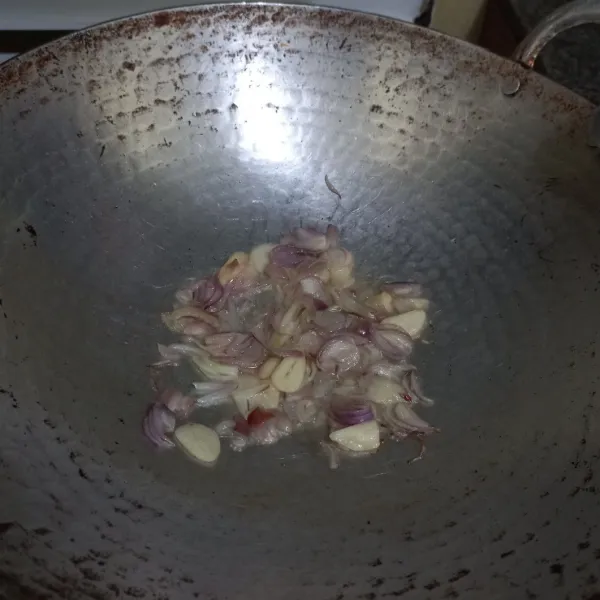 Panaskan minyak goreng tumis irisan bawang putih dan bawang merah hingga harum