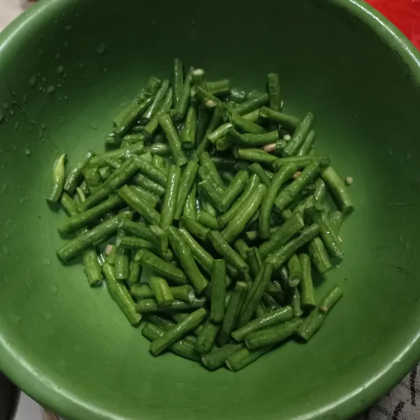 Potong kacang panjang jadi pendek, cuci sampai bersih tiriskan