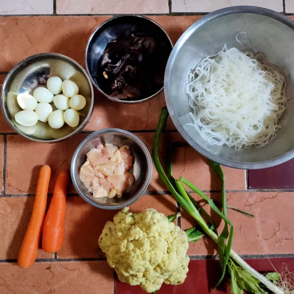 Siapkan semua bahan telebih dahulu, cuci bersih sayur lalu potong-potong, kupas telur puyuh, potong dadu ayam dan rendam bihun hingga mengembang dan tiriskan .
