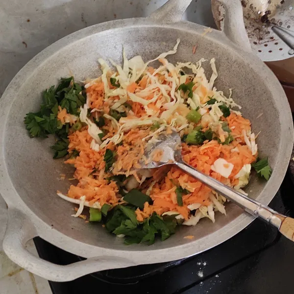 Masukan potongan wortel, gubisa, seledri dan bawang prey aduk rata masak sampai layu.