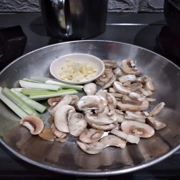 Siapkan bahan bahan, cincang halus bawang putih, iris daun bawang dan jamur