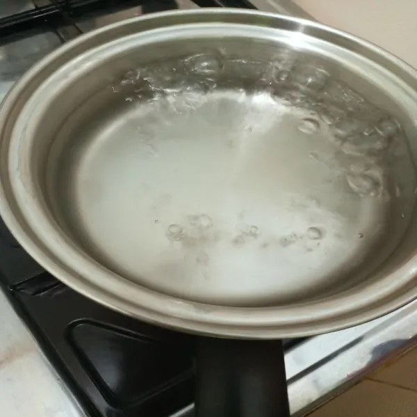 Rebus air dalam panci hingga mendidih.