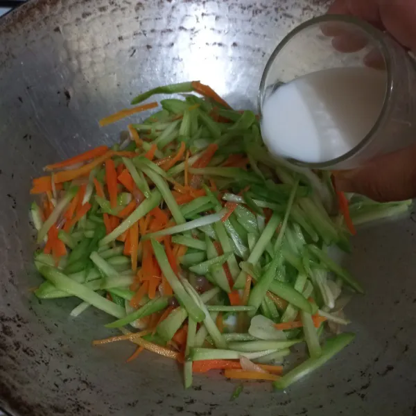 Masukan larutan fiber creme pada wajan, masak hingga sayuran empuk