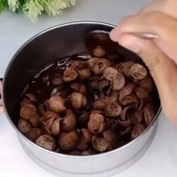 Setelah leleh, masukan koko krunch secara bertahap. Aduk sampai coklat menutupi permukaan koko krunch.