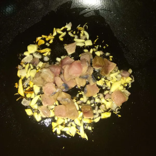 Panaskan minyak, tumis bawang merah dan bawang putih hingga harum. Masukkan ikan tuna, aduk-aduk sampai ikan berubah warna dan matang. Lalu masukkan wortel, tumis sampai wortel layu.