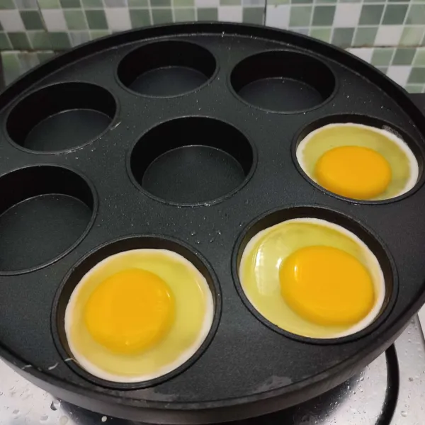 Buat telur ceplok dengan snack maker, kemudian sisihkan.