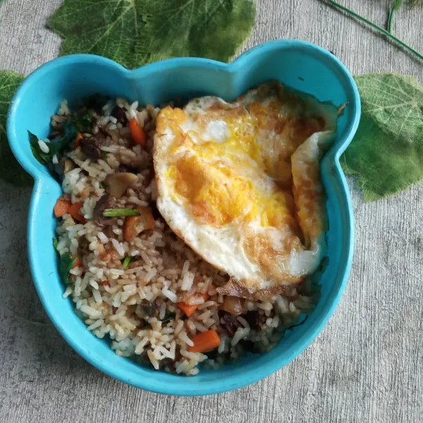 Masukkan dalam wadah bekal, tambahkan telur ceplok.