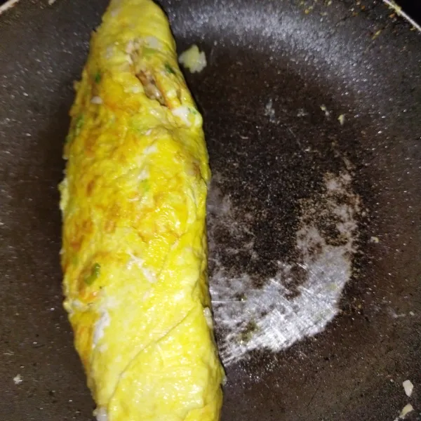 Lalu gulung perlahan, masak sambil dibolak-balik hingga semua permukaan telurnya matang.