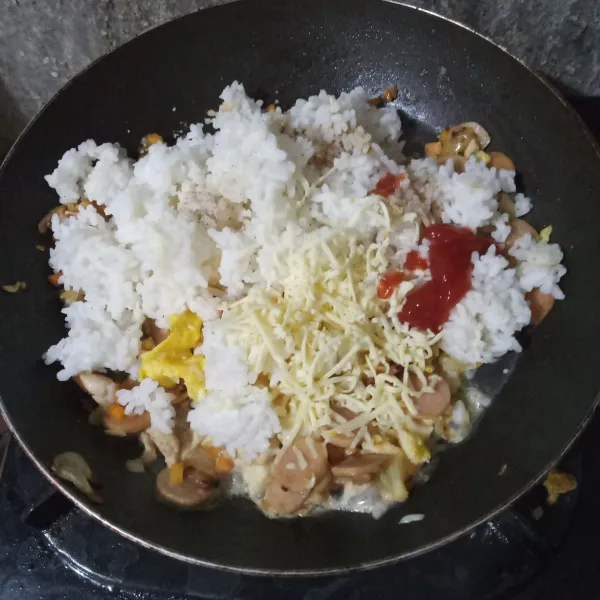 Tuang susu cair, masukkan nasi putih, keju mozzarela parut, saus tomat, garam, lada dan kaldu jamur.