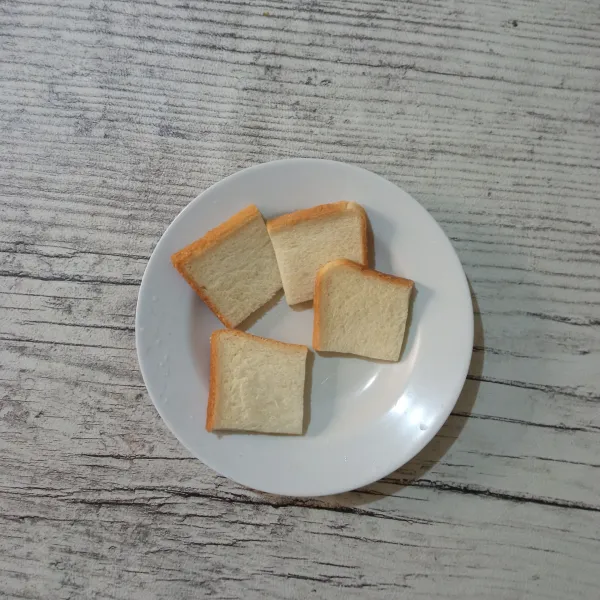 Bagi roti menjadi empat bagian.