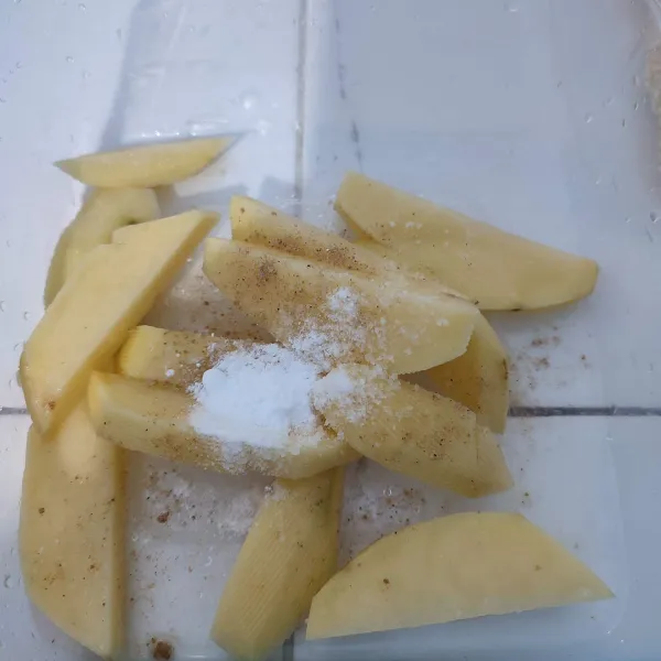Marinasi kentang dengan garam, merica bubuk dan kaldu bubuk minimal 15 menit.