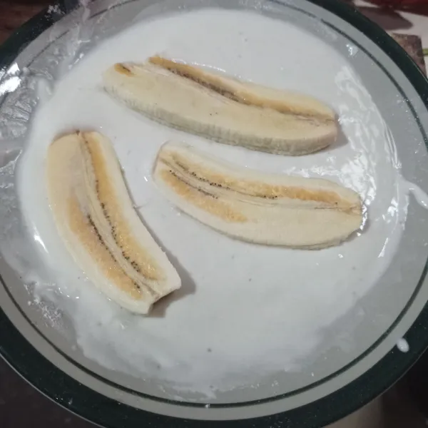 Celupkan pisang ke adonan
