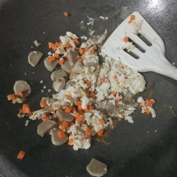 Masukkan nasi putih, wortel dan bakso. Aduk hingga wortel layu.