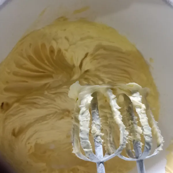 Kocok butter margarine gula halus sampai lembut lalu masukan kuning telor.