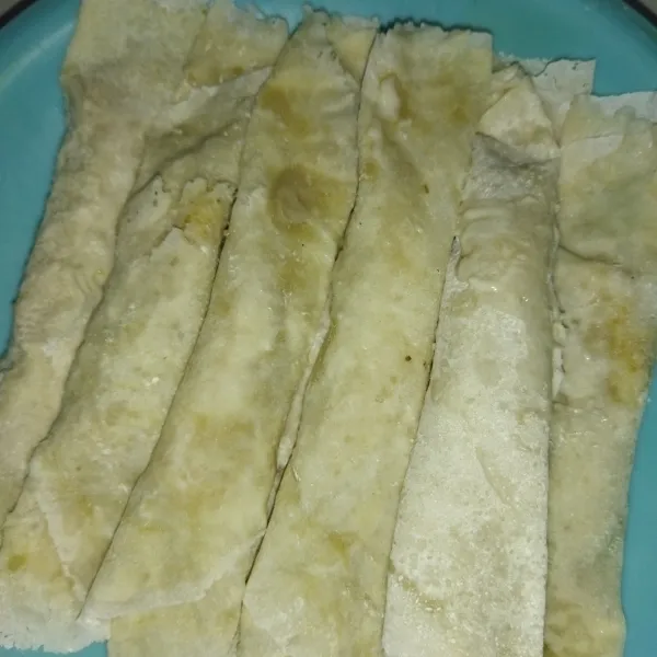 Lakukan hingga semua kulit lumpia habis.