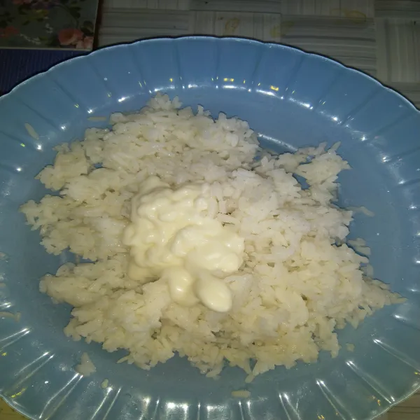Tuang mayonnaise di atas nasi kemudian aduk sampai tercampur rata.
