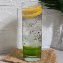 Tuang air soda. Aduk-aduk dan nikmati.