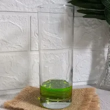 Tuang sirup melon ke dalam gelas.