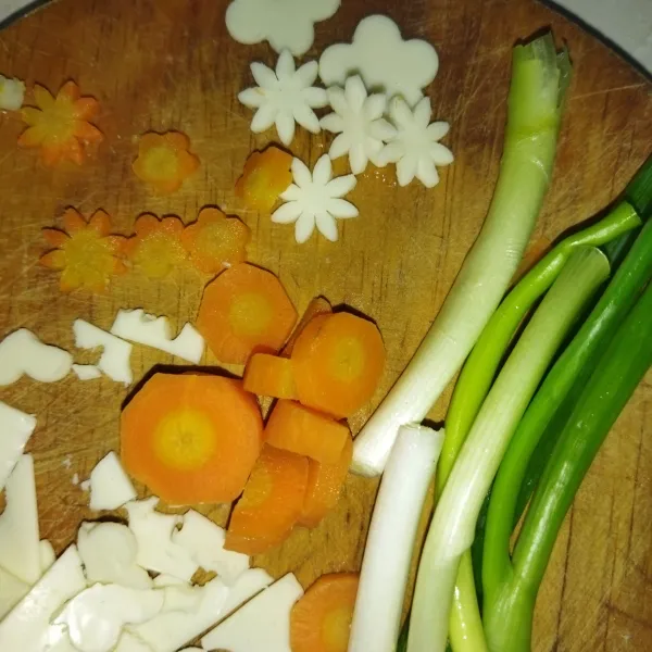 Siapkan bahan-bahan untuk garnish, rebus wortel sebentar saja, lalu bentuk wortel, keju slice dan daun bawang sesuai selera.