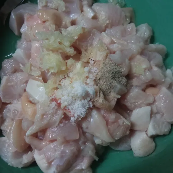 Potong dadu fillet ayam kemudian marinasi dengan bawang putih parut, garam dan lada bubuk. Diamkan minimal 1 jam.