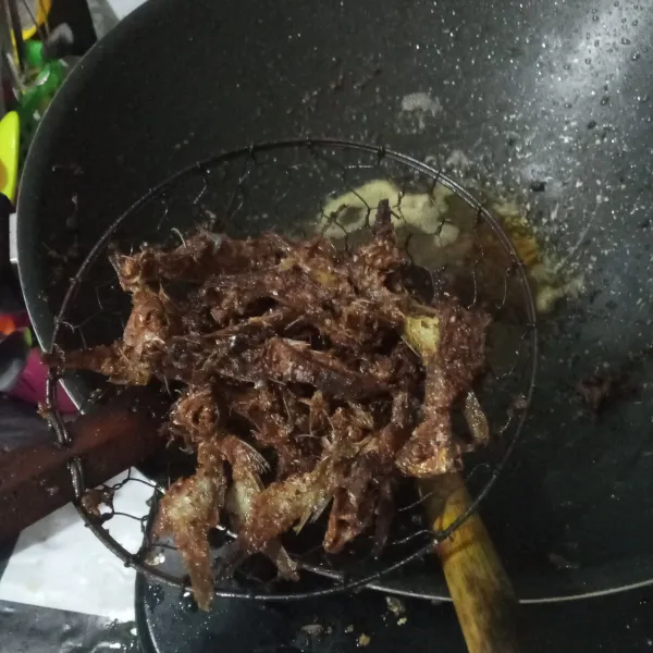 Goreng hingga kering. Angkat dan tiriskan.