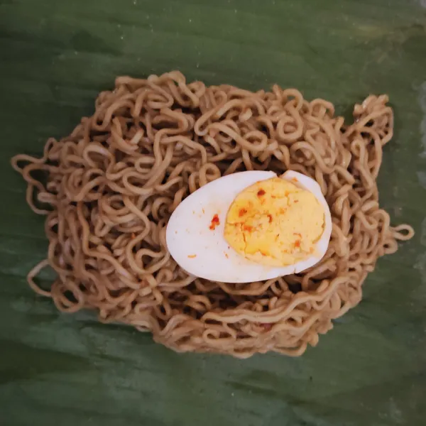 Campurkan mie dengan bumbu mie.