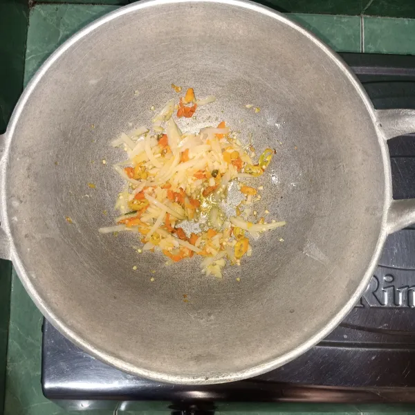 Tumis bawang bombay, bawang putih dan cabai rawit hingga harum.