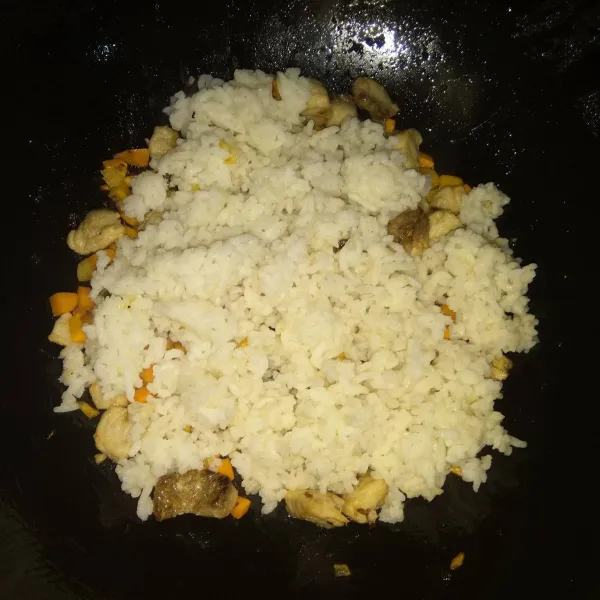Masukkan nasi, aduk sampai rata dengan bahan lainnya.
