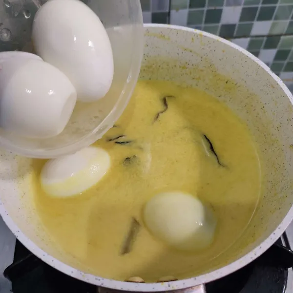 Masukkan telur rebus yang sudah dikupas.