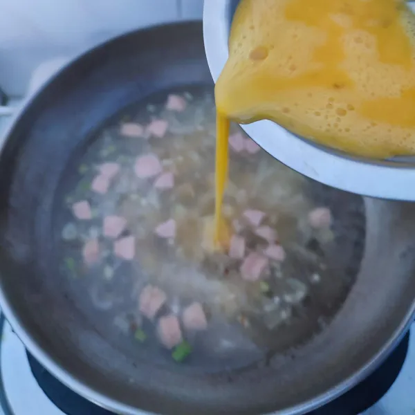 Terakhir masukkan telur kocok ke dalam kuah sambil terus diaduk sampai membentuk serabut. Masak sampai mendidih. Sajikan selagi hangat.