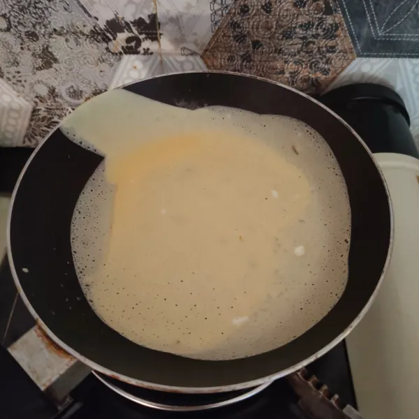 Panaskan pan anti lengket, dadar adonan campuran telur dan tepung, berulang hingga habis.