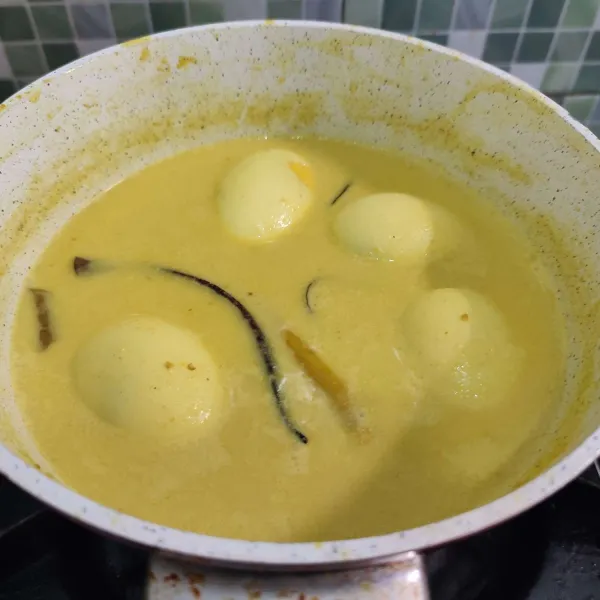 Masak hingga santan mengental dan bumbu meresap. Lalu matikan api.