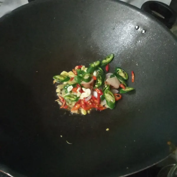 Tumis bumbu iris hingga harum.