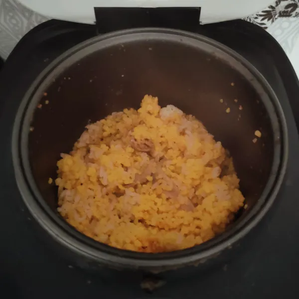 Campurkan semua bahan nasi, masak nasi jagung bumbu hingga matang di magic com.