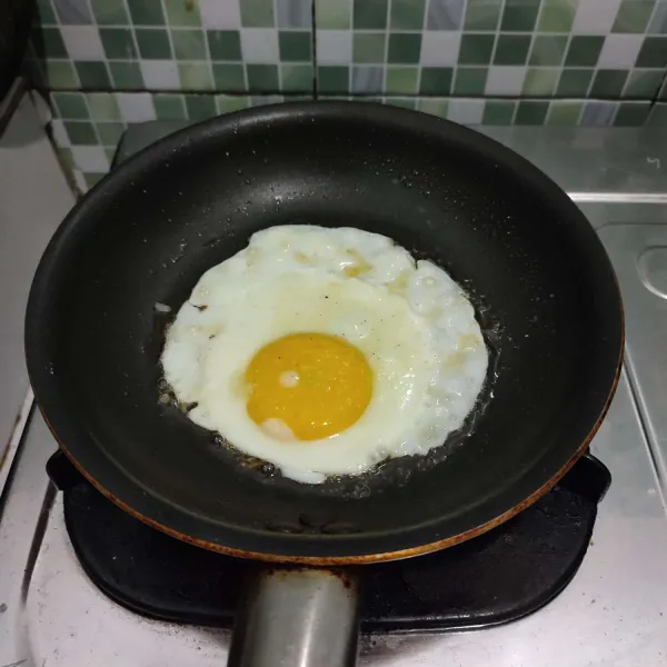 Buat telur ceplok, kemudian sisihkan.