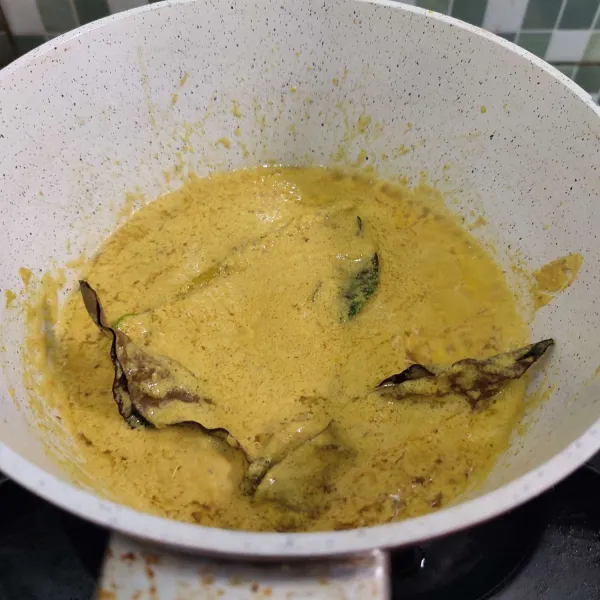 Tumis bumbu halus hingga wangi, kemudian tambahkan serai, daun salam, daun jeruk, lengkuas, tumis hingga bumbu sedikit berubah warna.