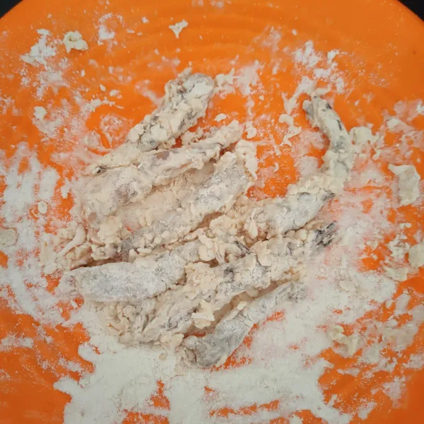 Campurkan tepung terigu, tepung maizena dan kaldu bubuk, lumuri udang dengan tepung bumbu, beri air, kemudian lumuri kembali dengan tepung.