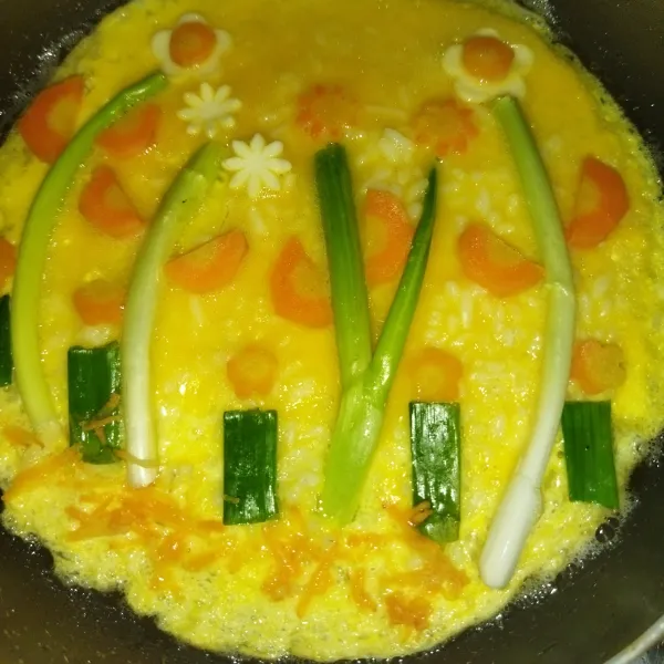 Garnish atau beri hiasan di atas omlet nasi, sesuai dengan selera masing-masing.