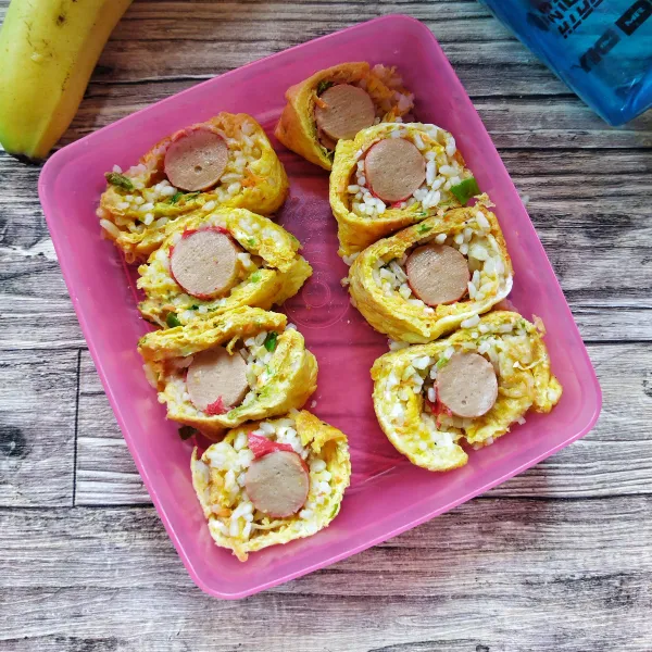 Angkat, lalu potong-potong, tata di wadah bekal.