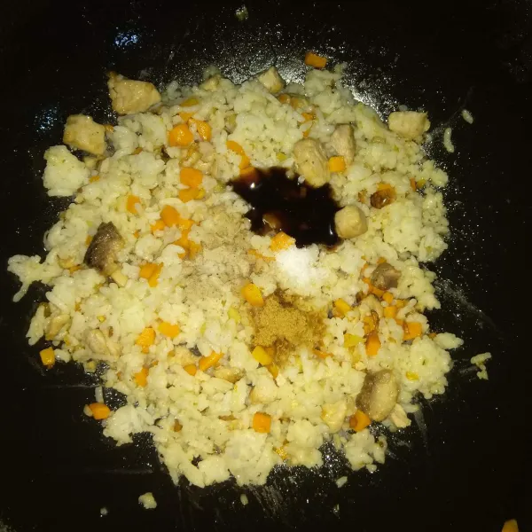 Tambahkan saus tiram, garam, kaldu bubuk, dan merica. Aduk-aduk sampai rata.