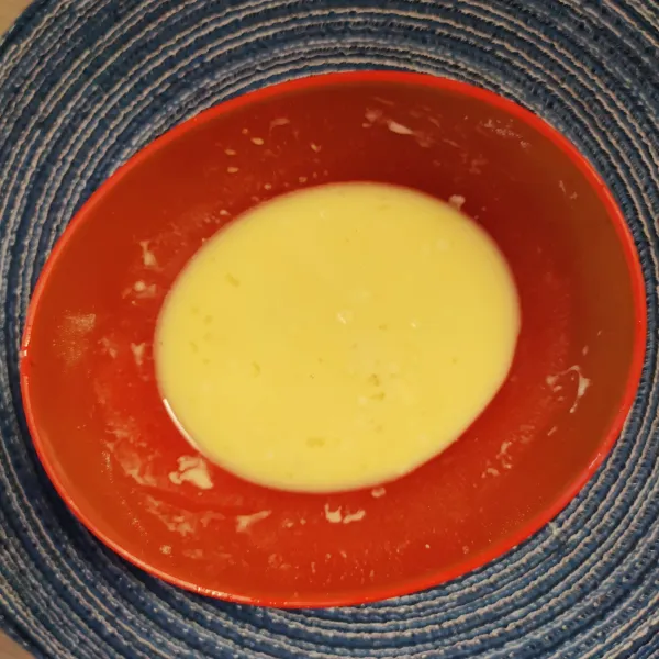 Kocok lepas telur, sisihkan 1/2 bagian telur ke wadah lain untuk tambahan isian. Setengah lagi tambahkan air, 2 sdm tepung terigu, dan sejumput garam. Diamkan 5 menit.